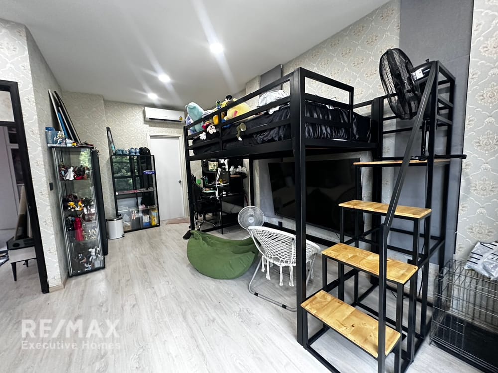  For sale 13.9 million baht | 200 sq m, 3.5 floors, built-in furniture worth 2.8 million baht | Estara Haven Phatthanakan 20 12