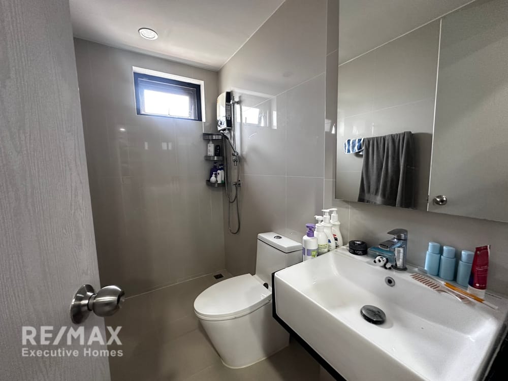  For sale 13.9 million baht | 200 sq m, 3.5 floors, built-in furniture worth 2.8 million baht | Estara Haven Phatthanakan 20 13