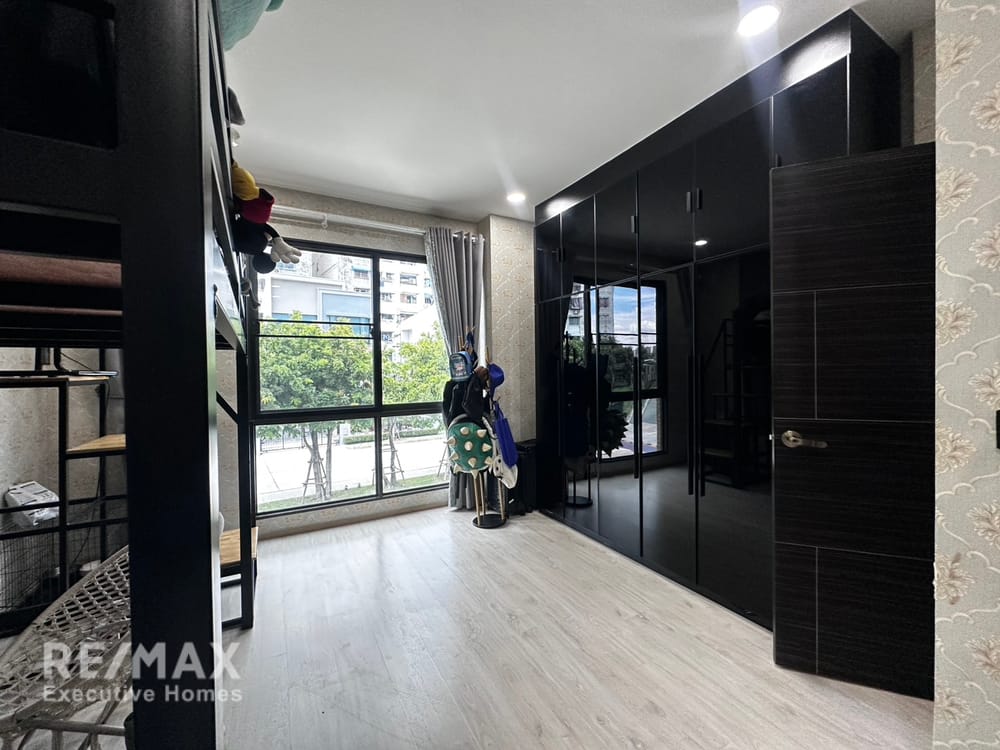  For sale 13.9 million baht | 200 sq m, 3.5 floors, built-in furniture worth 2.8 million baht | Estara Haven Phatthanakan 20 14