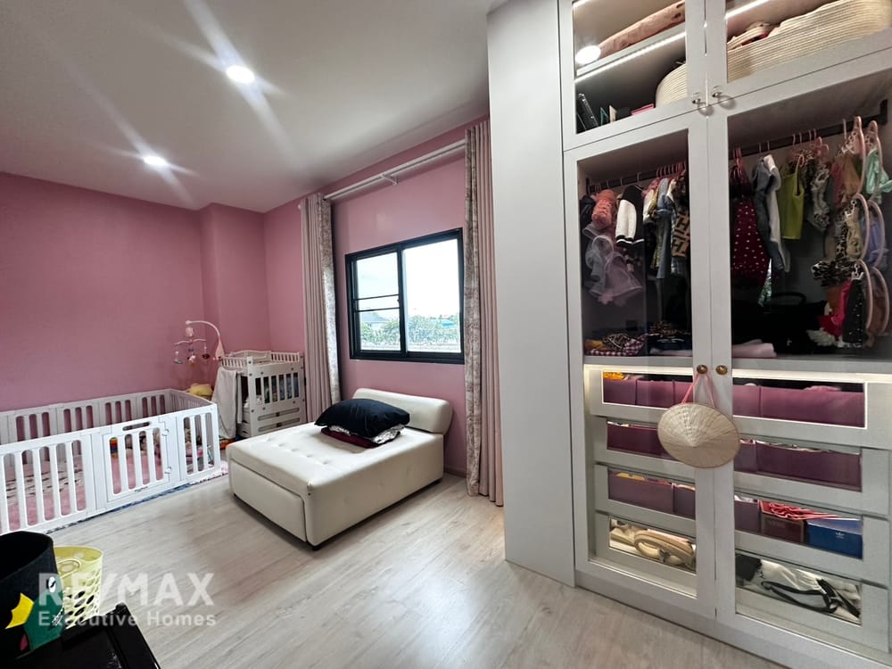  For sale 13.9 million baht | 200 sq m, 3.5 floors, built-in furniture worth 2.8 million baht | Estara Haven Phatthanakan 20 15