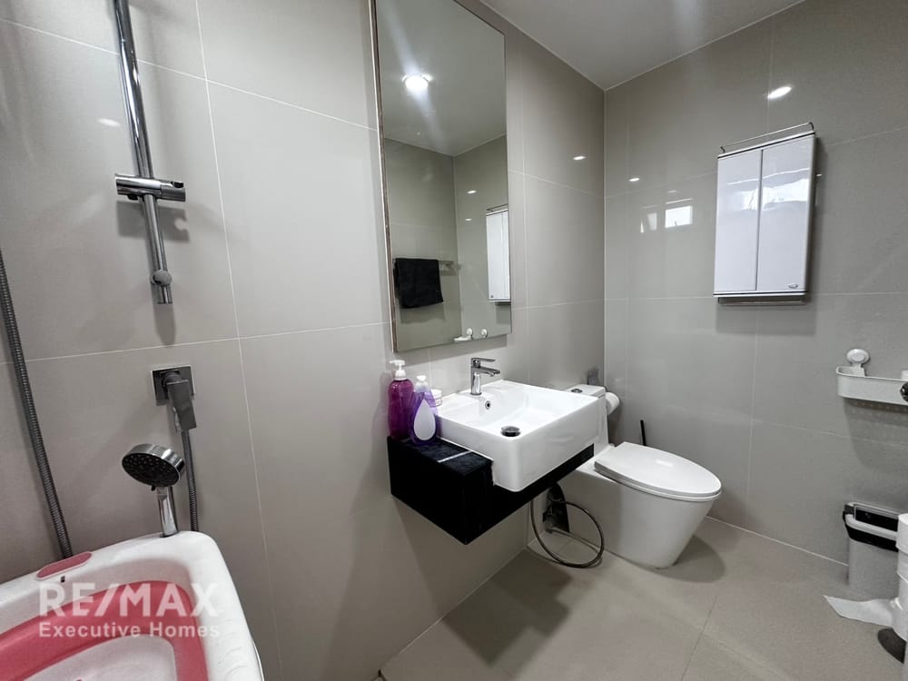  For sale 13.9 million baht | 200 sq m, 3.5 floors, built-in furniture worth 2.8 million baht | Estara Haven Phatthanakan 20 16