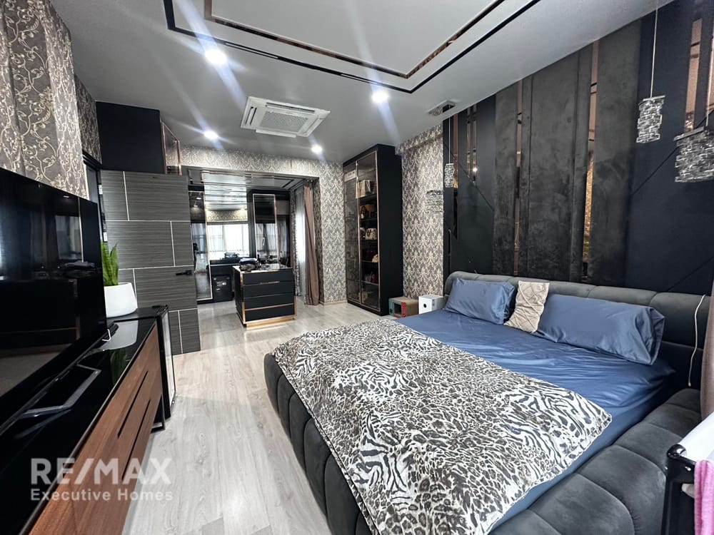  For sale 13.9 million baht | 200 sq m, 3.5 floors, built-in furniture worth 2.8 million baht | Estara Haven Phatthanakan 20 19