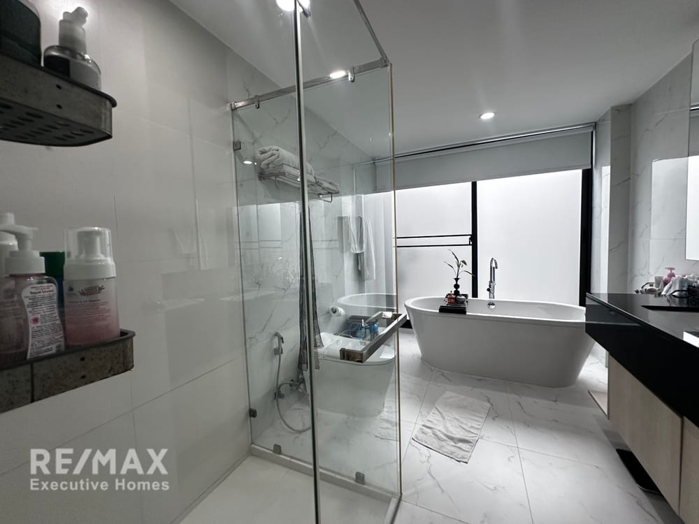  For sale 13.9 million baht | 200 sq m, 3.5 floors, built-in furniture worth 2.8 million baht | Estara Haven Phatthanakan 20 21