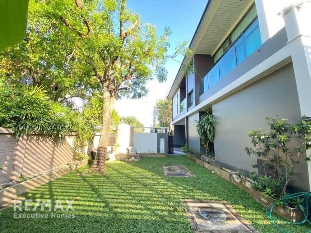 Spacious 3-Bedroom House for Rent in Setthasiri KrungThep Kreetha, Bangkok - Close to MRT Yaek Lam Sali 2
