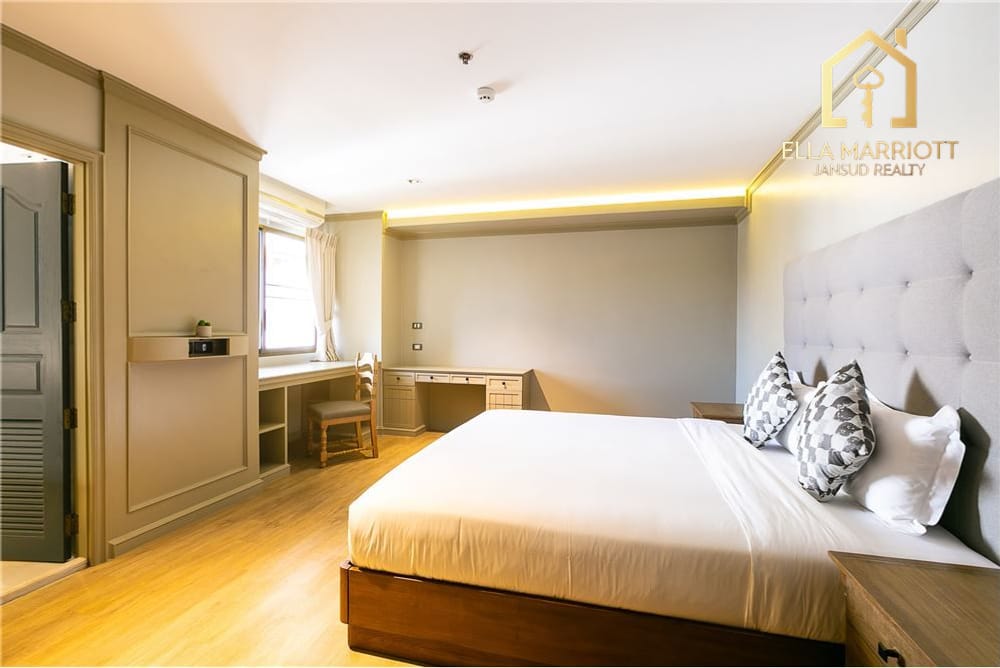 2-Zimmer-Eigentumswohnung in Ekkamai 10 mit Salzwasser-Dachpool und BTS-Shuttle 8