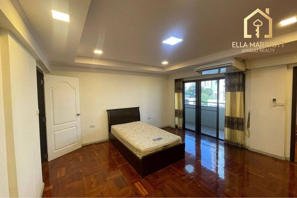 3-Bedroom Condo for Rent at Sukhumvit 39 - 280sqm, Pet-Friendly 11