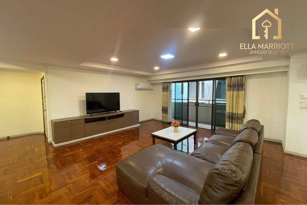3-Bedroom Condo for Rent at Sukhumvit 39 - 280sqm, Pet-Friendly 3