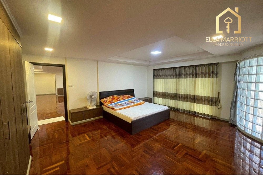 3-Bedroom Condo for Rent at Sukhumvit 39 - 280sqm, Pet-Friendly 9