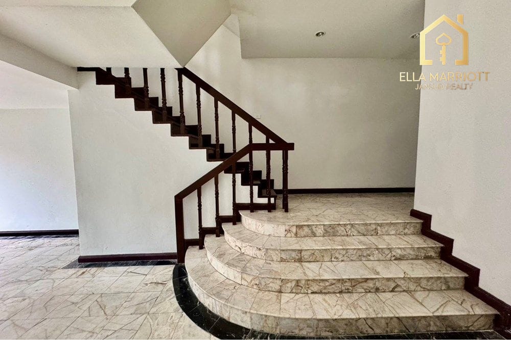 Luxurious Townhouse in Bangkok's Watthana District 10
