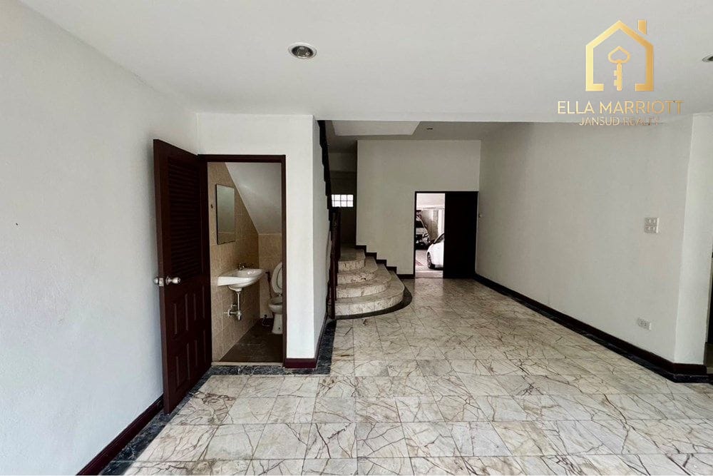 Luxurious Townhouse in Bangkok's Watthana District 11