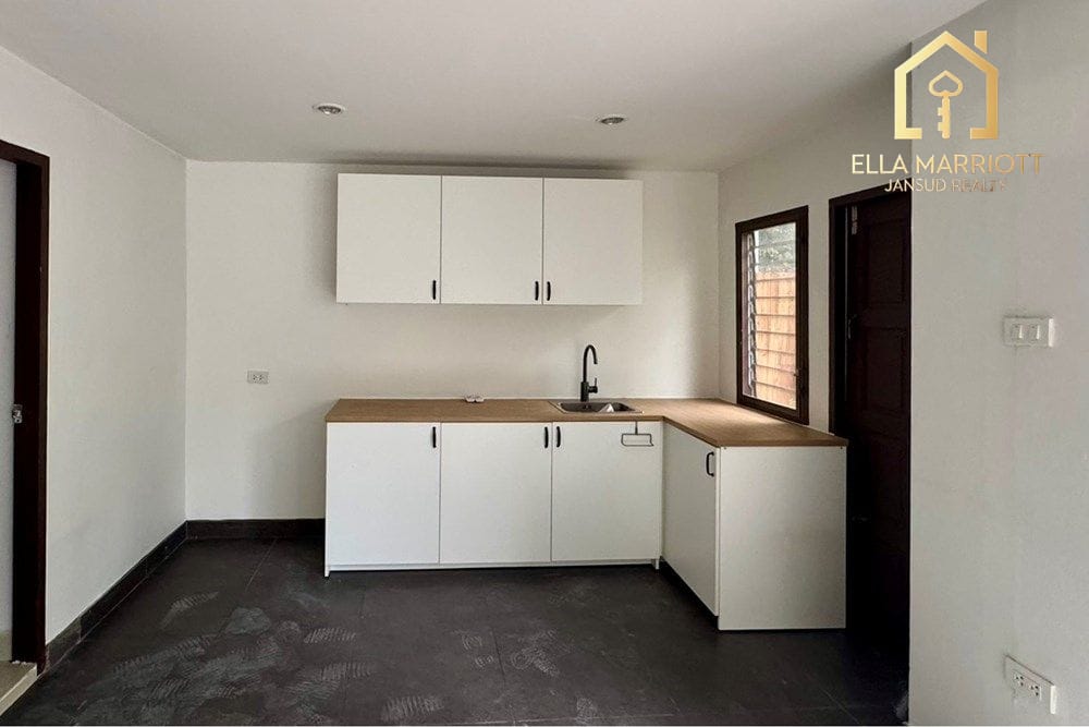 Luxurious Townhouse in Bangkok's Watthana District 12
