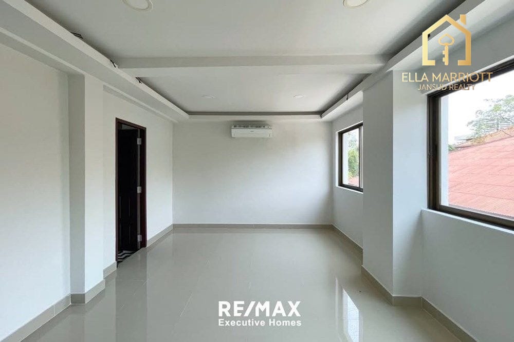 Luxurious Townhouse in Bangkok's Watthana District 13