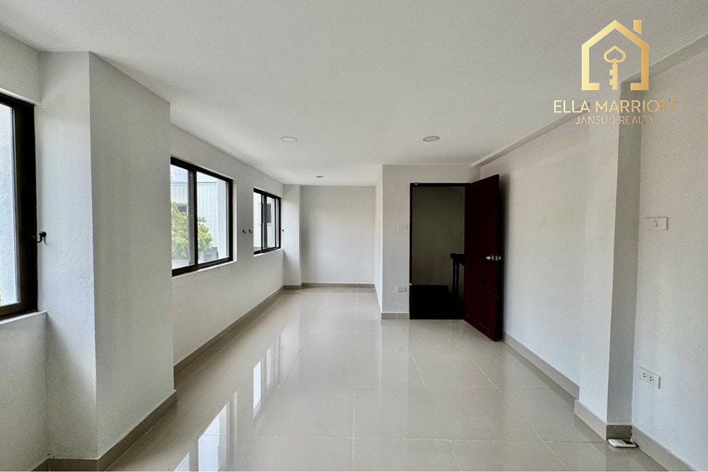 Luxurious Townhouse in Bangkok's Watthana District 15