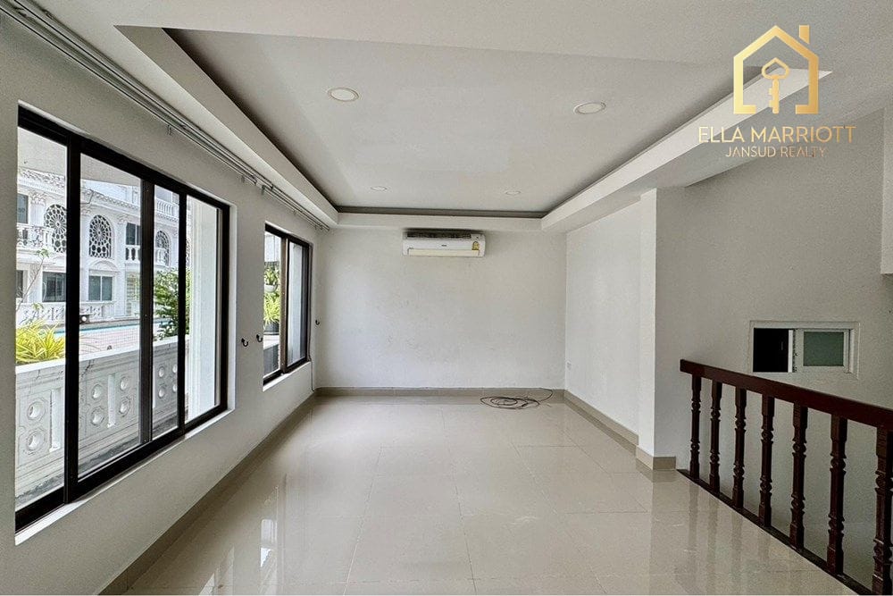 Luxurious Townhouse in Bangkok's Watthana District 16