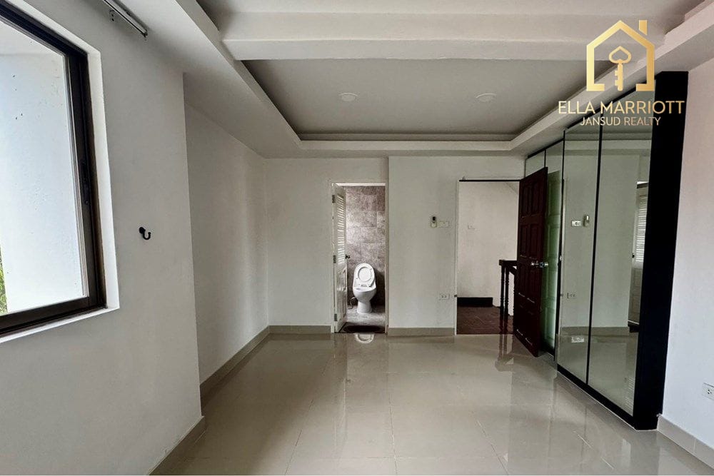 Luxurious Townhouse in Bangkok's Watthana District 17