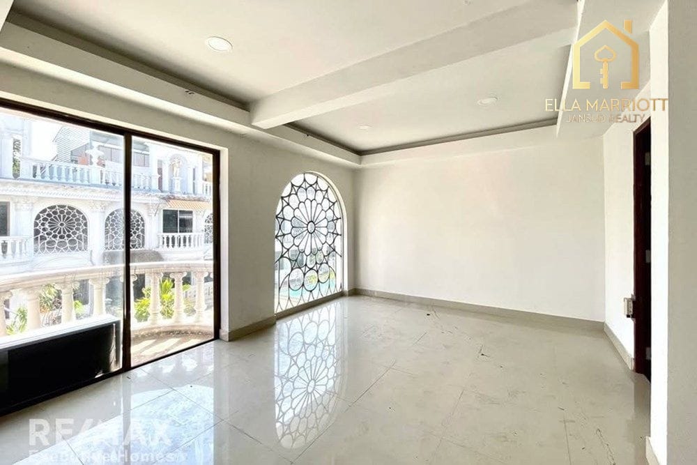 Luxurious Townhouse in Bangkok's Watthana District 18
