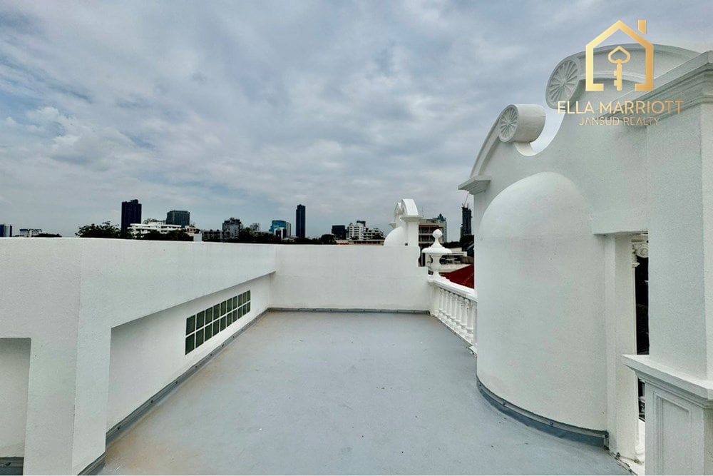 Luxurious Townhouse in Bangkok's Watthana District 19