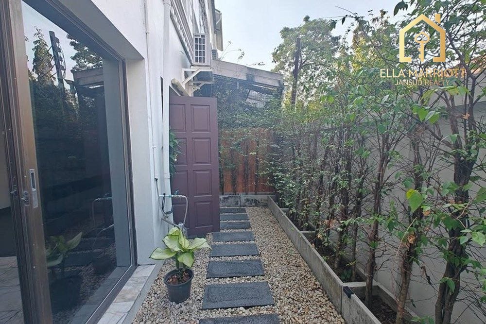 Luxurious Townhouse in Bangkok's Watthana District 2