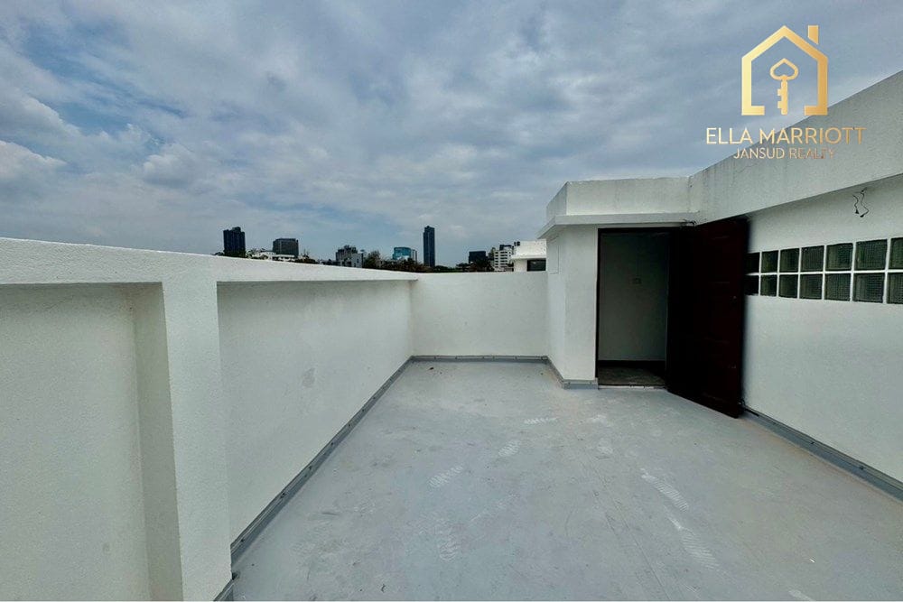 Luxurious Townhouse in Bangkok's Watthana District 20