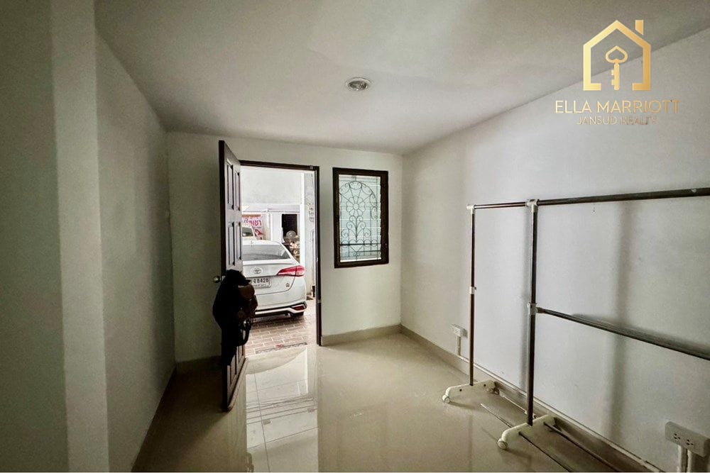 Luxurious Townhouse in Bangkok's Watthana District 22