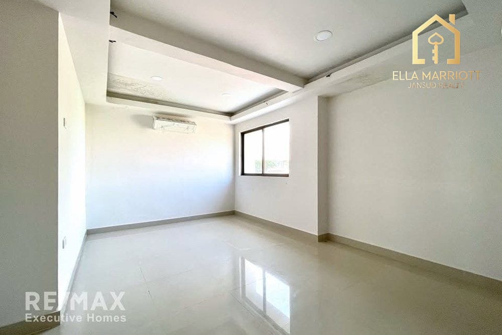 Luxurious Townhouse in Bangkok's Watthana District 5