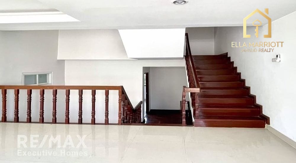 Luxurious Townhouse in Bangkok's Watthana District 6