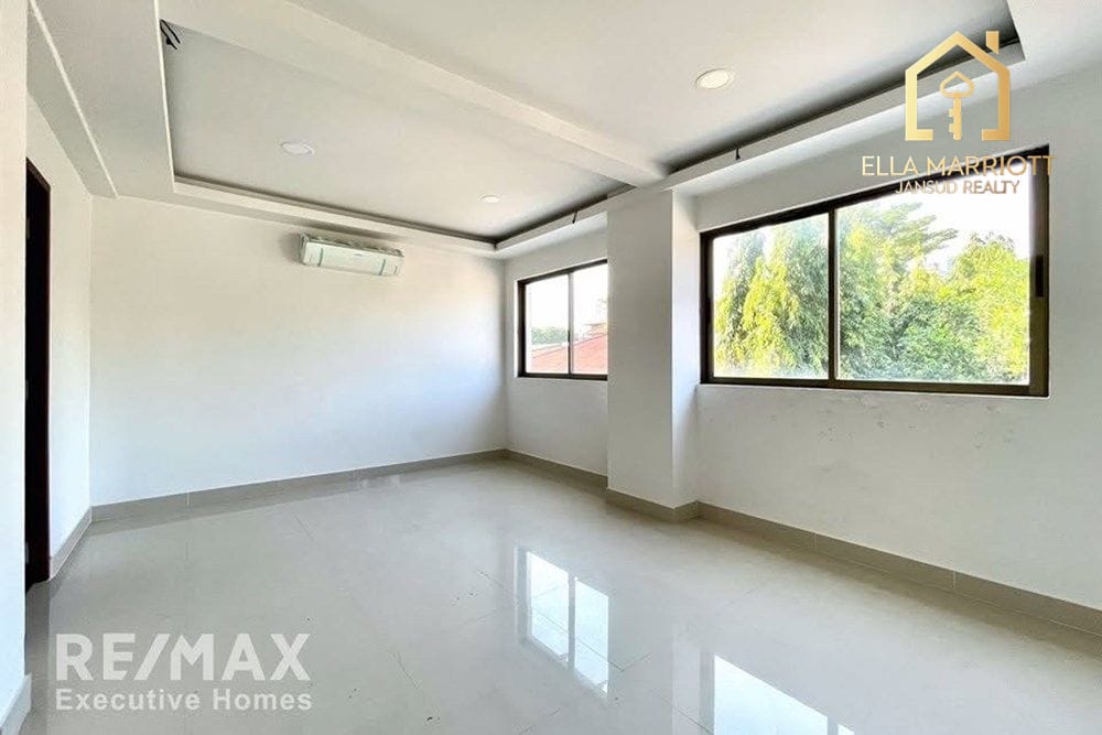 Luxurious Townhouse in Bangkok's Watthana District 8