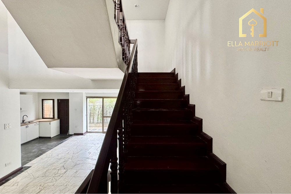 Luxurious Townhouse in Bangkok's Watthana District 9