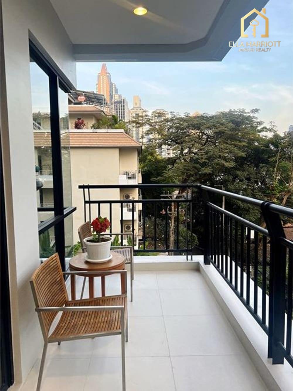 4-Bedroom Condo for Rent - 229sqm Family Suite, Newly Renovated 5