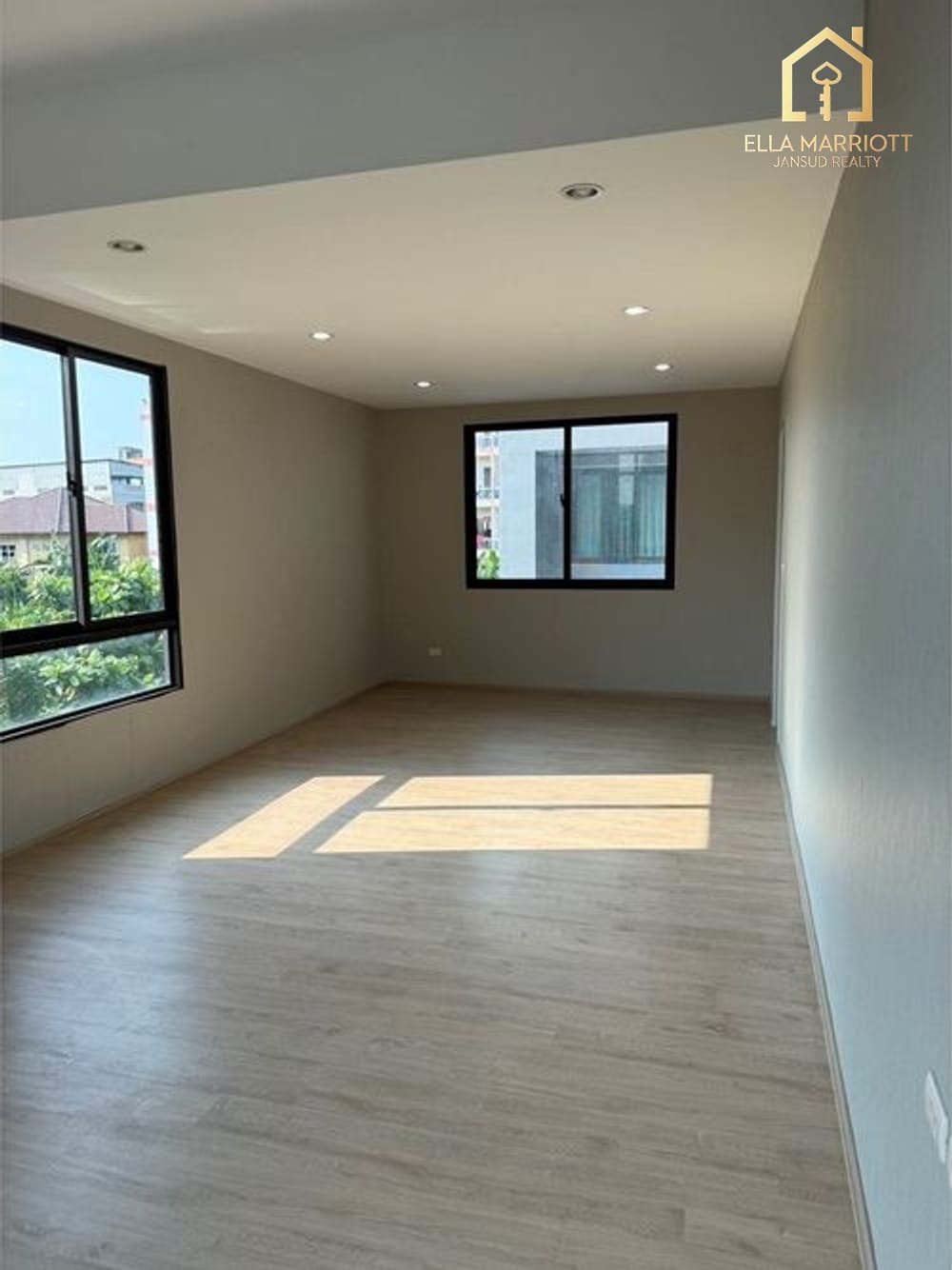 Rent 45K | Estara Haven Pattanakarn 20 | 3.5-Story Corner Townhome 8