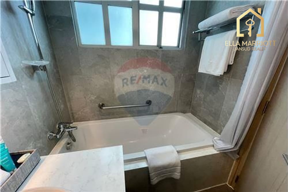 2-Bedroom Lake View Condo for Rent near Sukhumvit 16 BTS Asoke 8