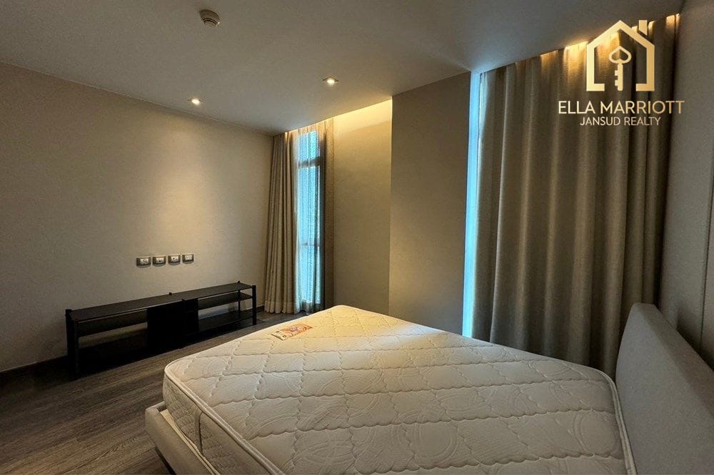 3-Bedroom Condo at The Crest Ruamrudee — 13 min walk to BTS Phloen Chit 11