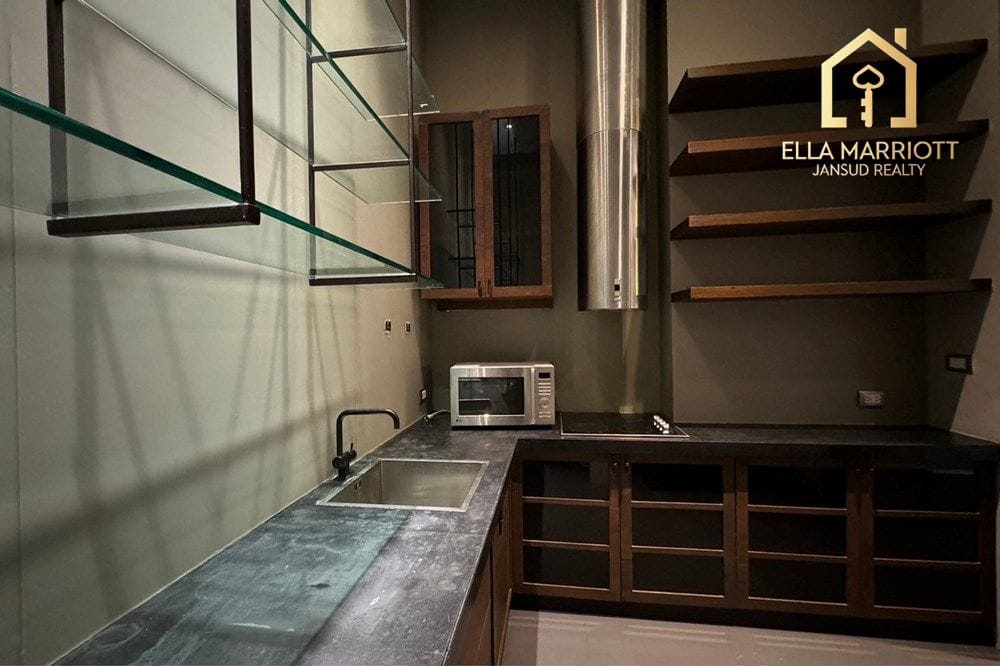 3-Bedroom Condo at The Crest Ruamrudee — 13 min walk to BTS Phloen Chit 6