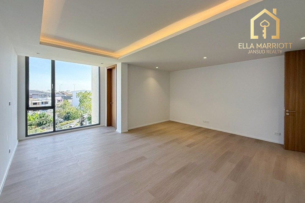5-Bedroom Townhouse for Sale at Smart Home Office near Ekkamai 16