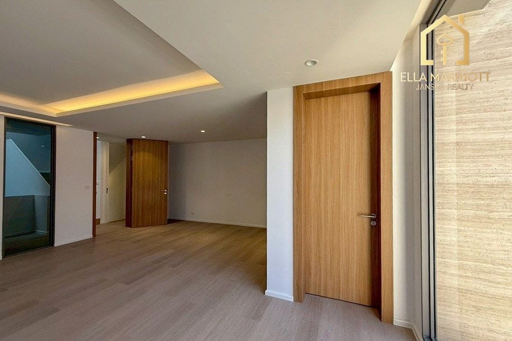 5-Bedroom Townhouse for Rent 220K | 547sqm Smart Home Office | Near Ekkamai 14