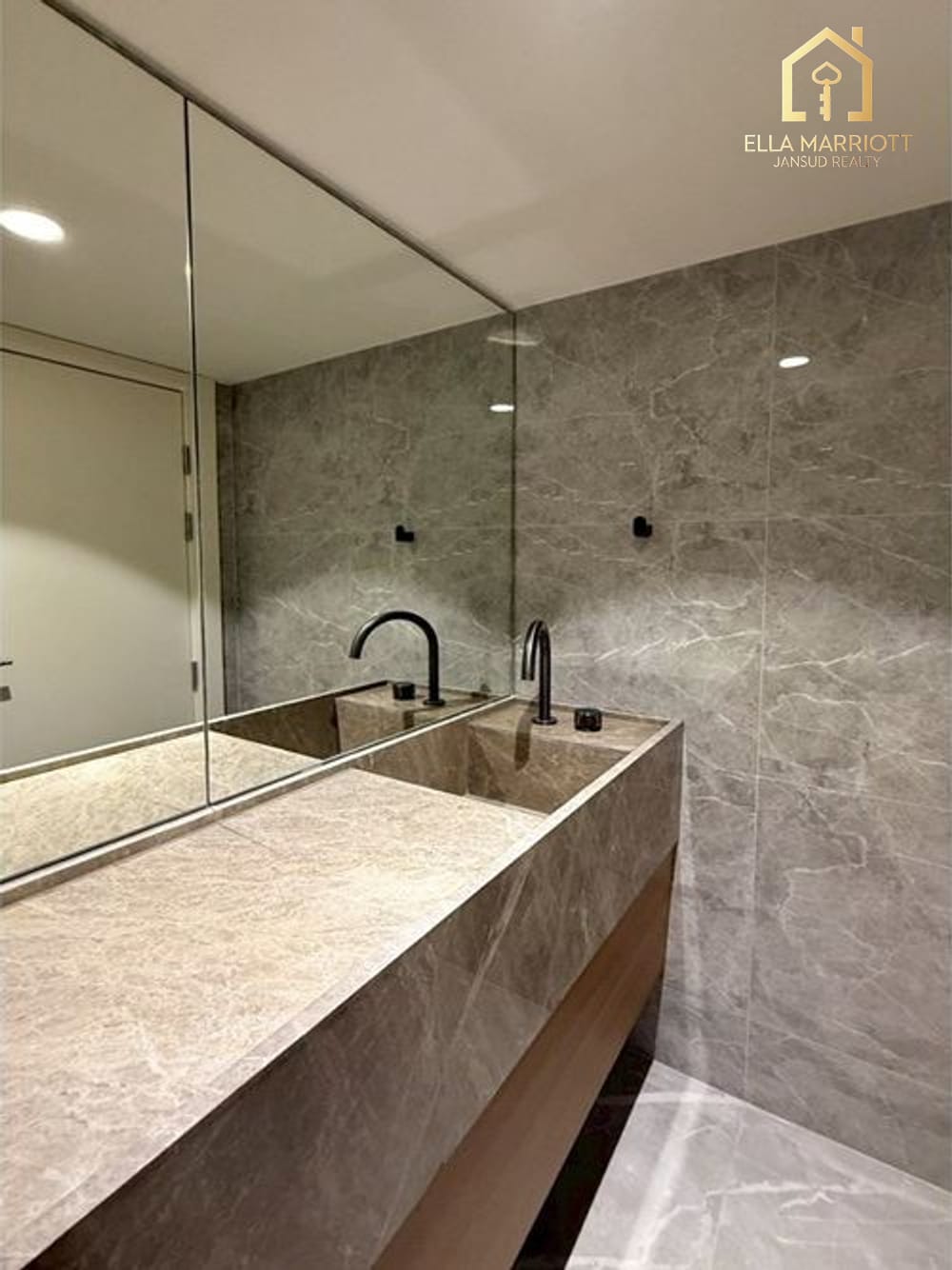 5-Bedroom Townhouse for Rent 220K | 547sqm Smart Home Office | Near Ekkamai 23