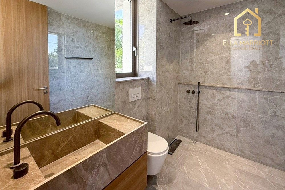 5-Bedroom Townhouse for Rent 220K | 547sqm Smart Home Office | Near Ekkamai 3
