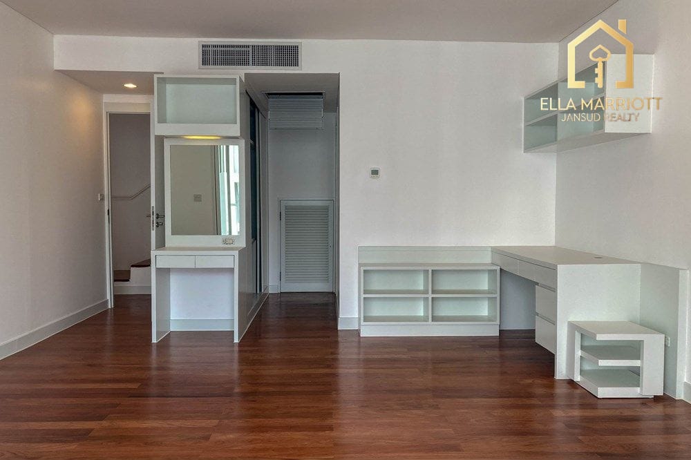 3-Bedroom Condo for Rent near BTS Ekkamai 7