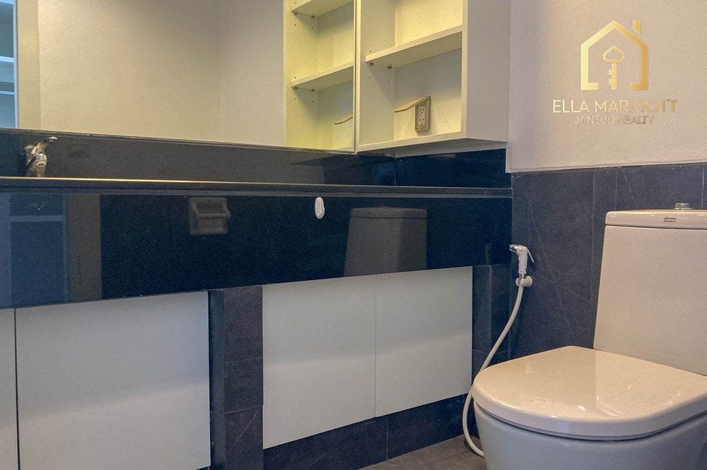 3-Bedroom Condo for Rent near BTS Ekkamai 8