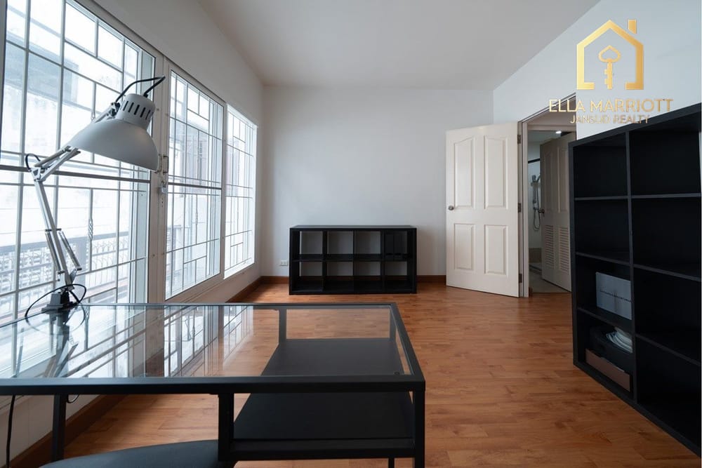 Urgent Sale: Spacious 3-Storey Corner Townhome in Sukhumvit 101/1 14