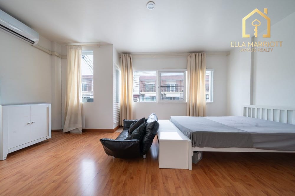 Urgent Sale: Spacious 3-Storey Corner Townhome in Sukhumvit 101/1 15