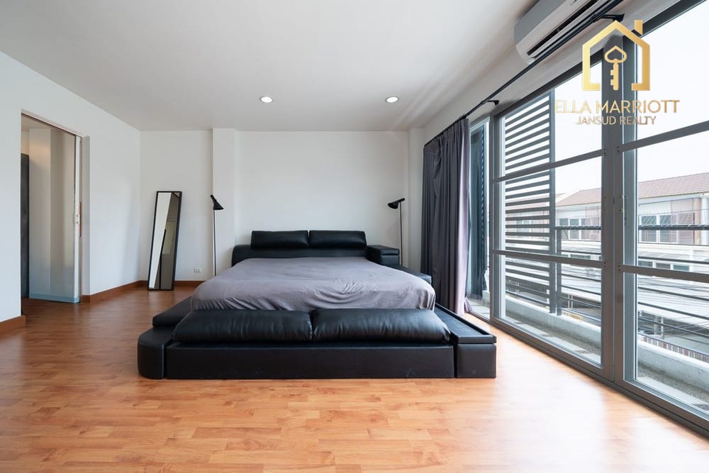 Urgent Sale: Spacious 3-Storey Corner Townhome in Sukhumvit 101/1 17