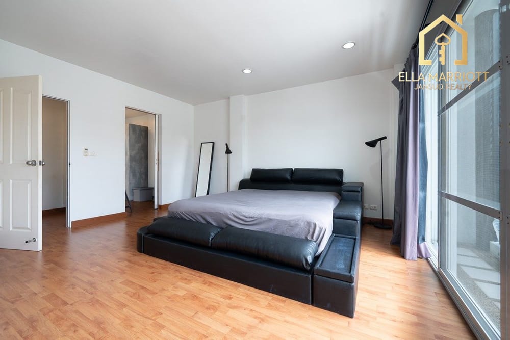 Urgent Sale: Spacious 3-Storey Corner Townhome in Sukhumvit 101/1 19