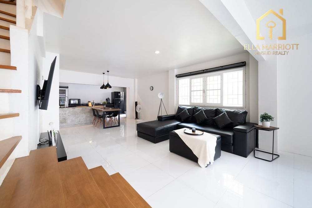 Urgent Sale: Spacious 3-Storey Corner Townhome in Sukhumvit 101/1 2