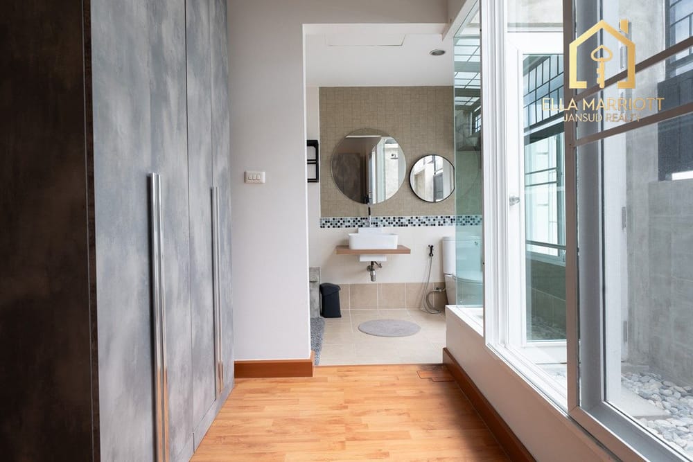 Urgent Sale: Spacious 3-Storey Corner Townhome in Sukhumvit 101/1 20
