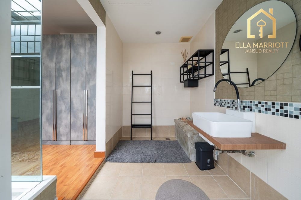 Urgent Sale: Spacious 3-Storey Corner Townhome in Sukhumvit 101/1 21