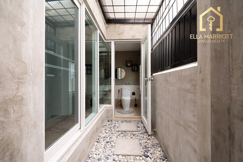 Urgent Sale: Spacious 3-Storey Corner Townhome in Sukhumvit 101/1 23