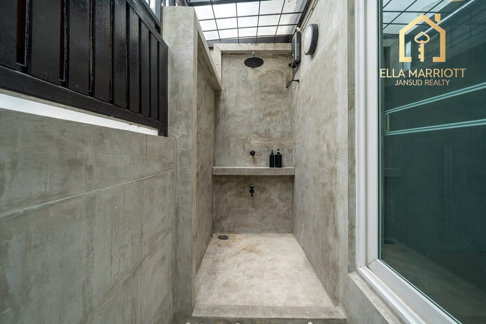 Urgent Sale: Spacious 3-Storey Corner Townhome in Sukhumvit 101/1 24