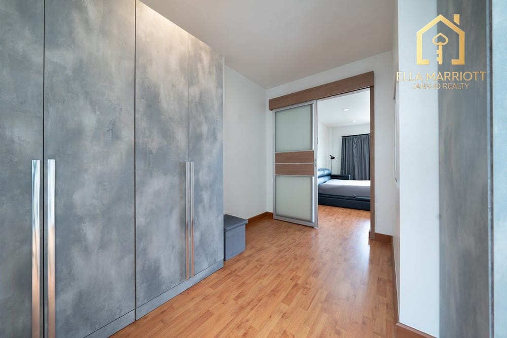 Urgent Sale: Spacious 3-Storey Corner Townhome in Sukhumvit 101/1 25