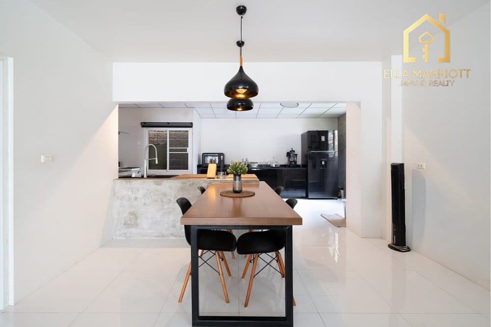 Urgent Sale: Spacious 3-Storey Corner Townhome in Sukhumvit 101/1 3